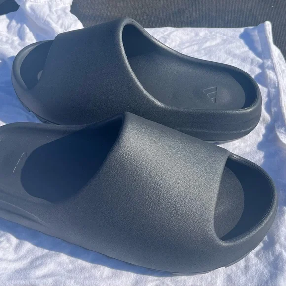 Yeezy | Shoes | Slightly Used Yeezy Slides Onyz Men 1 | Poshmark